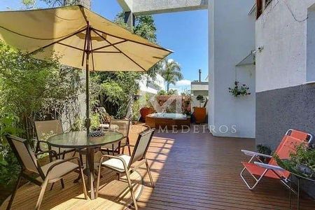 10_photo/9527445d4d.0f81dd1a9a4f6ffb-ATLAS-acd3f981-5ff5-4b2a-ad7a-cafe4fd8a604.jpg de casa à venda com 3 quartos, 300m² em Jurerê Internacional, Florianópolis