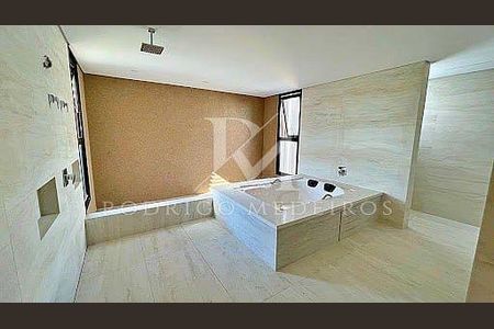 10_photo/9527445fc9.0f81dd1a9a4f6ffb-ATLAS-6b1cc9d5-3a29-4179-9f39-155b346f1692.jpg de casa à venda com 5 quartos, 727m² em Jurerê Internacional, Florianópolis