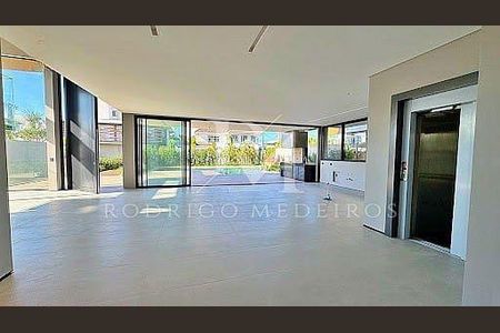 18_photo/9527445fc9.0f81dd1a9a4f6ffb-ATLAS-bde1bca6-7536-484d-b5bb-04fedaab7a85.jpg de casa à venda com 5 quartos, 727m² em Jurerê Internacional, Florianópolis