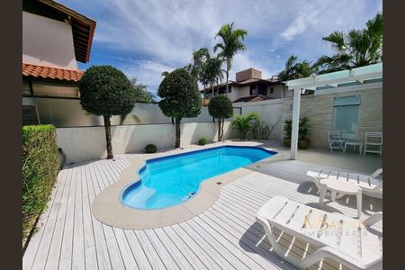 2_photo/9527446767.96ab9a77f00113ea-ATLAS-13c76382-e03a-47fb-b6cf-e363deb060a6.jpg de casa à venda com 4 quartos, 300m² em Jurerê Internacional, Florianópolis