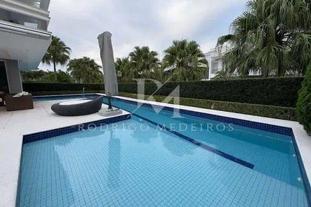 4_photo/952744681f.ceff8192393c33de-ATLAS-c7eabd18-58d7-42cc-b1a4-90a689aa2abf.jpg de casa à venda com 4 quartos, 696m² em Jurerê Internacional, Florianópolis