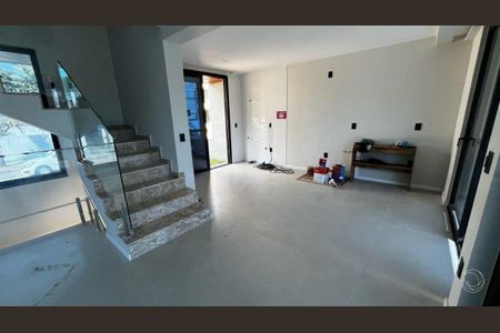 4_photo/95274470dd.b530766e35808669-ATLAS-b6ccb018-e23a-4ecc-b64f-0a81a1ec44e8.jpg de casa à venda com 3 quartos, 222m² em Jurerê, Florianópolis