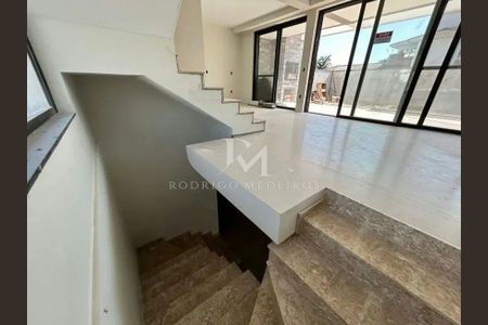 4_photo/9527447121.e1f08e68a0b825e7-ATLAS-4a13b752-5632-492e-ba5d-a21e2a2c58d3.jpg de casa à venda com 3 quartos, 263m² em Jurerê, Florianópolis