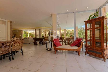 8_photo/952744f64b.f2bfaed4af7a5e8b-ATLAS-263e87fd-5f6d-4e8a-a207-f59c84a6e18f.jpg de casa à venda com 5 quartos, 405m² em Jurerê Internacional, Florianópolis