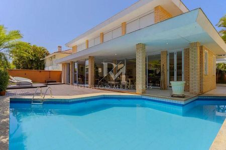 5_photo/952744f64b.f2bfaed4af7a5e8b-ATLAS-bdd2b8ac-9f14-4c76-95e4-8c6754e361a3.jpg de casa à venda com 5 quartos, 405m² em Jurerê Internacional, Florianópolis