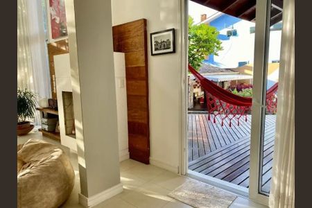 36_photo/95274677e9.46ae6cbe0761d4fa-ATLAS-499b22cb-b780-4166-8850-5c0412ad34ca.jpg de casa à venda com 3 quartos, 410m² em Sambaqui, Florianópolis