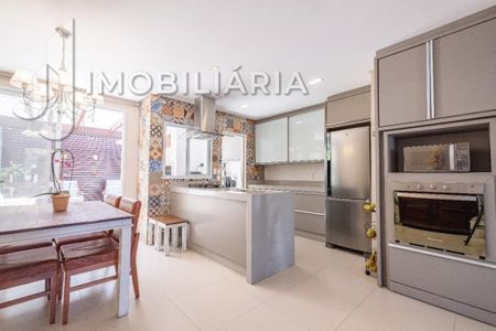 5_photo/9527467c71.2a88ce23d0215f4d-ATLAS-02cb1e52-d2b5-4c68-aa9c-b1c64259a93b.jpg de casa à venda com 3 quartos, 149m² em Sambaqui, Florianópolis