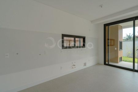 5_photo/9527479f0f.32f528ae2283296e-ATLAS-d8bbe9b0-51d4-42e5-85e0-b5d820e746ef.jpg de casa à venda com 4 quartos, 273m² em Cacupé, Florianópolis