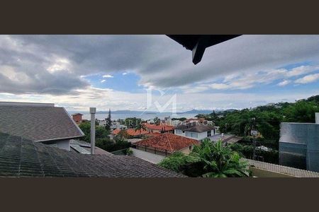 4_photo/952747a5a1.cb136551074ff34f-ATLAS-237097a0-d1a4-4d31-8e6e-bb52fdd70e4e.jpg de casa de condomínio à venda com 3 quartos, 290m² em Cacupé, Florianópolis