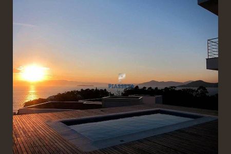 47_photo/952747ac45.9539437e73fa6b8d-ATLAS-fb8db79c-8ee0-4d10-bf2c-0e2cd1c5bfd3.jpg de casa à venda com 3 quartos, 460m² em Cacupé, Florianópolis