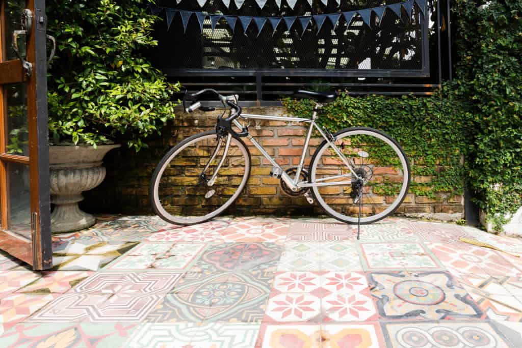 Bicicleta no jardim de casa