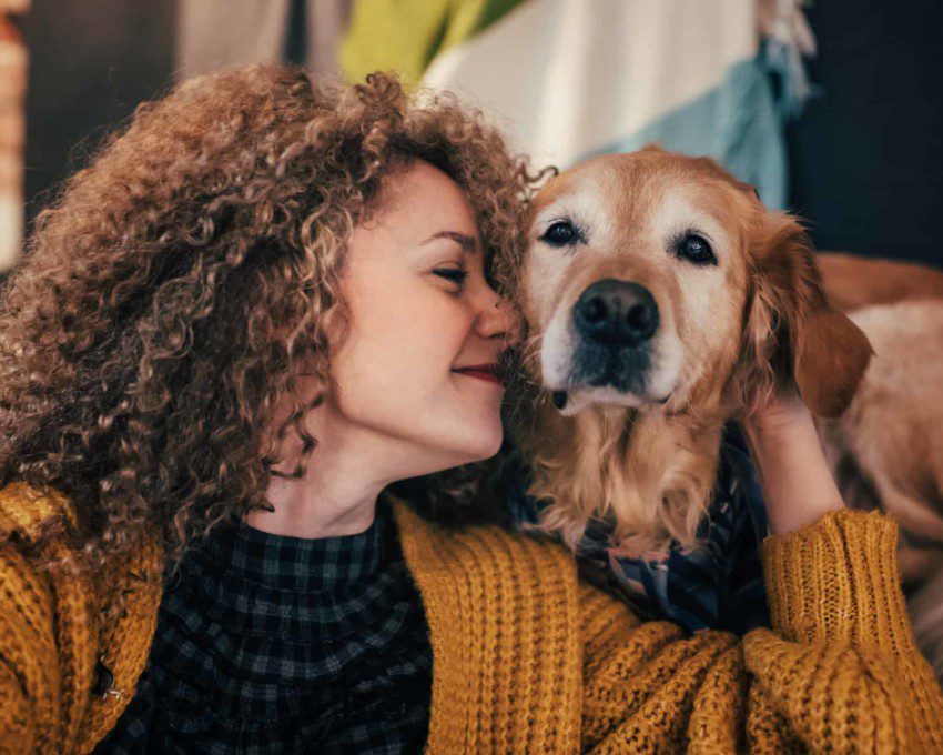 Animais domésticos - mulher brinca com cachorro