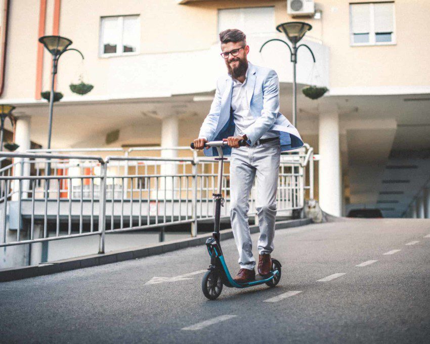 Dia Mundial Sem Carro - Homem vai para o trabalho de patinete