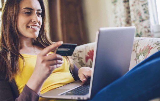 Black Friday - Mulher faz compras online