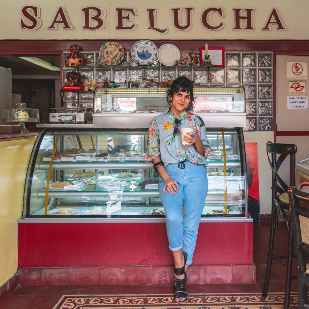 ligia souto em frente ao balcão da cafeteria sabelucha localizada no bairro do bixiga

