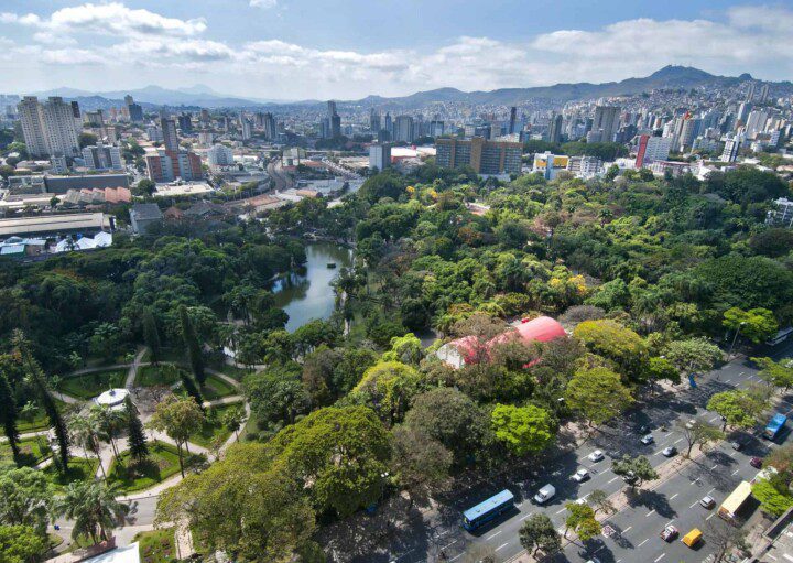 Foto que ilustra matéria sobre os bairros de Belo Horizonte mostra uma panorâmica vista de cima do Parque Municipal Américo Renné Giannetti, localizado entre o Centro e Santa Efigênia