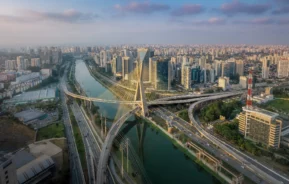 Imagem da vista aérea da Ponte Octavio Frias de Oliveira sobre o Rio Pinheiros ao pôr do sol em São Paulo para ilustrar matérias sobre os bairros mais caros de SP