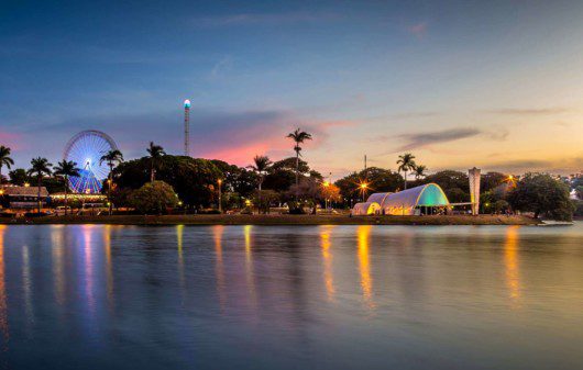 A foto mostra a paisagem de Belo Horizonte no pôr do sol. Vista da Lagoa da Pampulha.