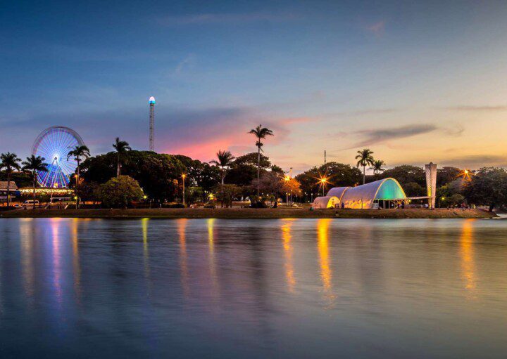 A foto mostra a paisagem de Belo Horizonte no pôr do sol. Vista da Lagoa da Pampulha.