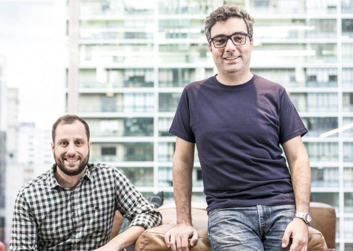 Gabriel Braga (à esquerda) e André Penha, sócios cofundadores do QuintoAndar, a maior proptech da América Latina.