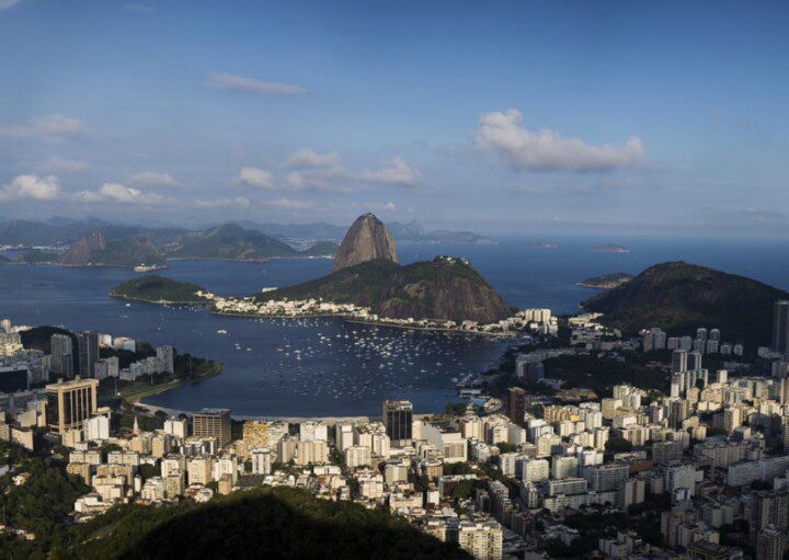 Foto que ilustra matéria sobre os melhores bairros do Rio de Janeiro mostra a cidade vista de cima, com destaque para o Pão de Açúcar, ponto turístico da cidade. (Foto: Bruna Prado - MTUR)