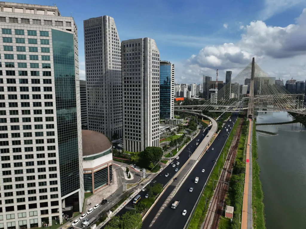 magem da vista aérea de São Paulo mostra prédios, vias, carros, vegetação e Ponte Estaiada para ilustrar matéria sobre os melhores bairros para morar em São Paulo