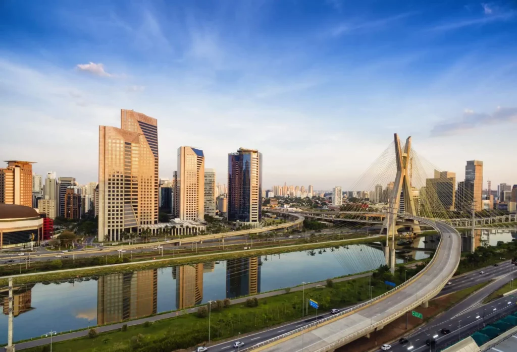 Imagem de vista aérea da capital paulista mostra Ponte Estaiada e prédios em um dia de céu azul para ilustrar matéria sobre qual o bairro mais nobre de São Paulo