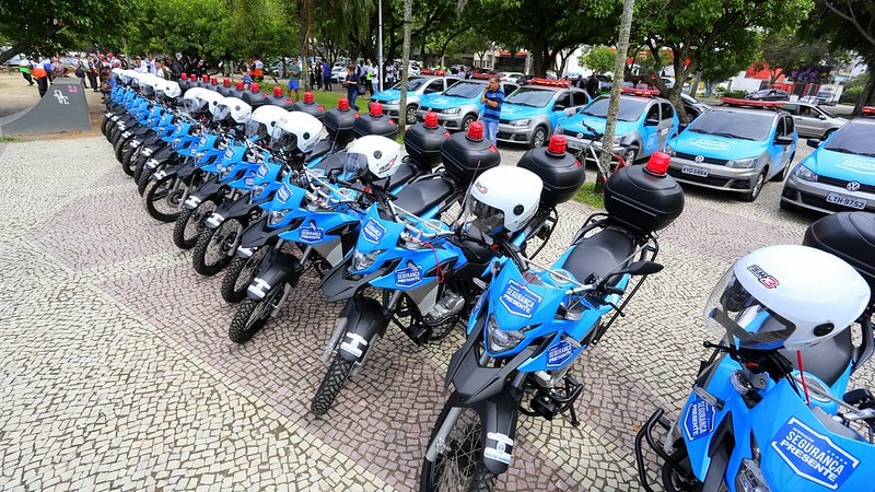 Foto que ilustra matéria sobre os Bairros mais seguros do Rio de Janeiro mostra efetivo de carros e motos da Polícia Militar na Barra da Tijuca.