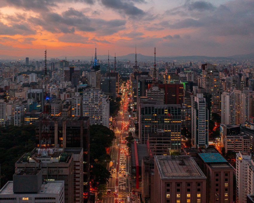 Imagem panorâmica da Avenida Paulista, no Bairro Cerqueira César