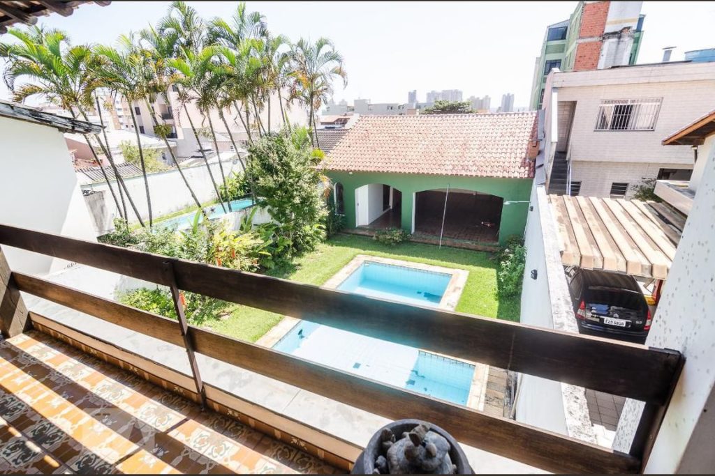 Vista de cima da piscina em L em uma casa