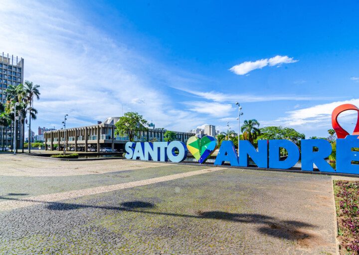 Foto que ilustra matéria sobre melhores bairros em Santo André mostra o paço municipal com Letreiro da cidade