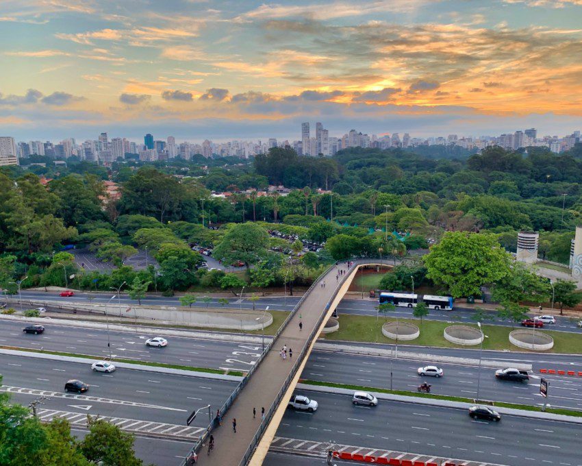 Vista panorâmica de uma ponte sobre uma rodovia que permite atravessar para um parque em Guarulhos.