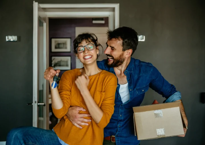 Foto de um casal feliz com a casa nova.