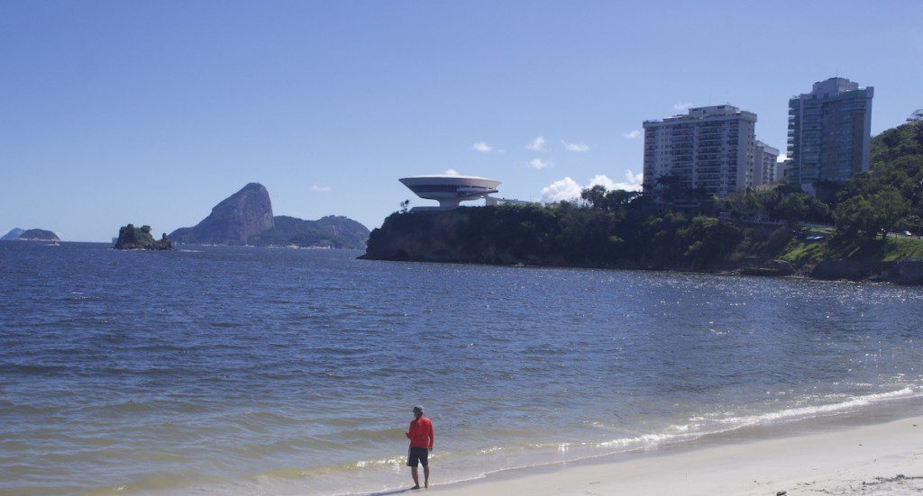 Foto que ilustra matéria sobre praias em niteroi mostra o Mac Niteroi