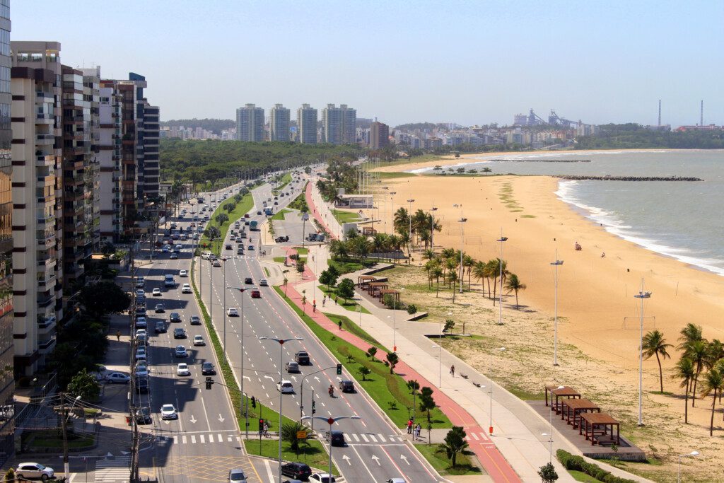 Imagem panorâmica da praia de Camburi e dos edifícios da região em Vitória, no Espírito Santo