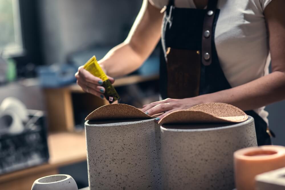 Após fazer vasos de cimento, colar um pedaço de cortiça ou feltro no fundo de cada um deles é uma boa pedida para não arranhar as superfícies onde eles irão ficar