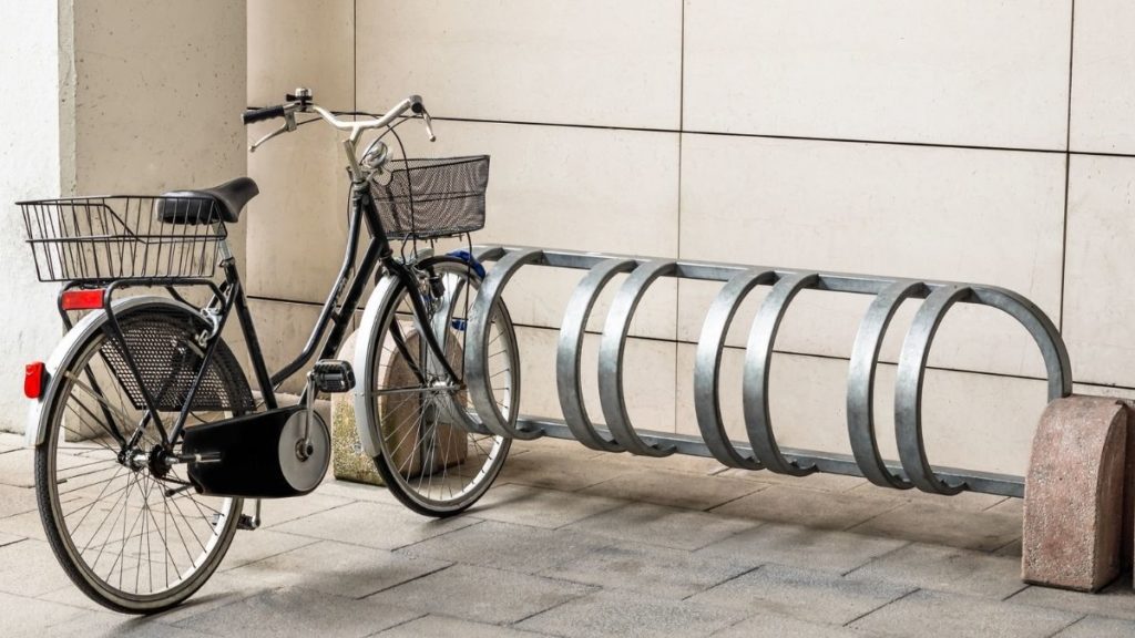 Bicicletário no chão