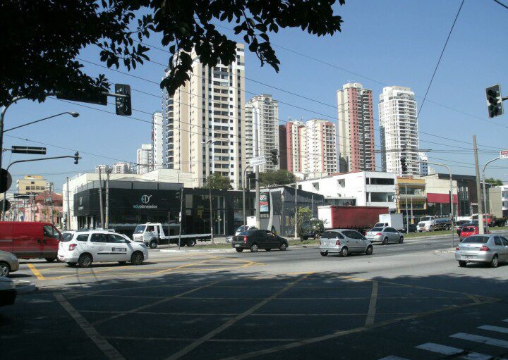 Foto que ilustra matéria sobre bairros bons e baratos de SP mostra um trecho da Avenida Salim Farah Maluf, na Mooca, com carros transitando em primeiro plano e grandes prédios residenciais ao fundo.