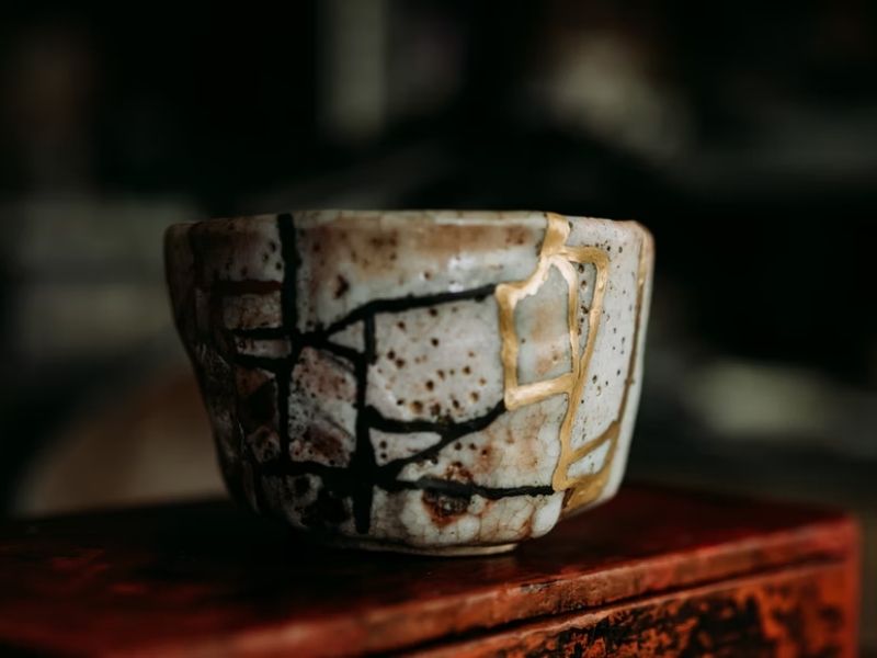 jarra decorada em estilo kintsugi