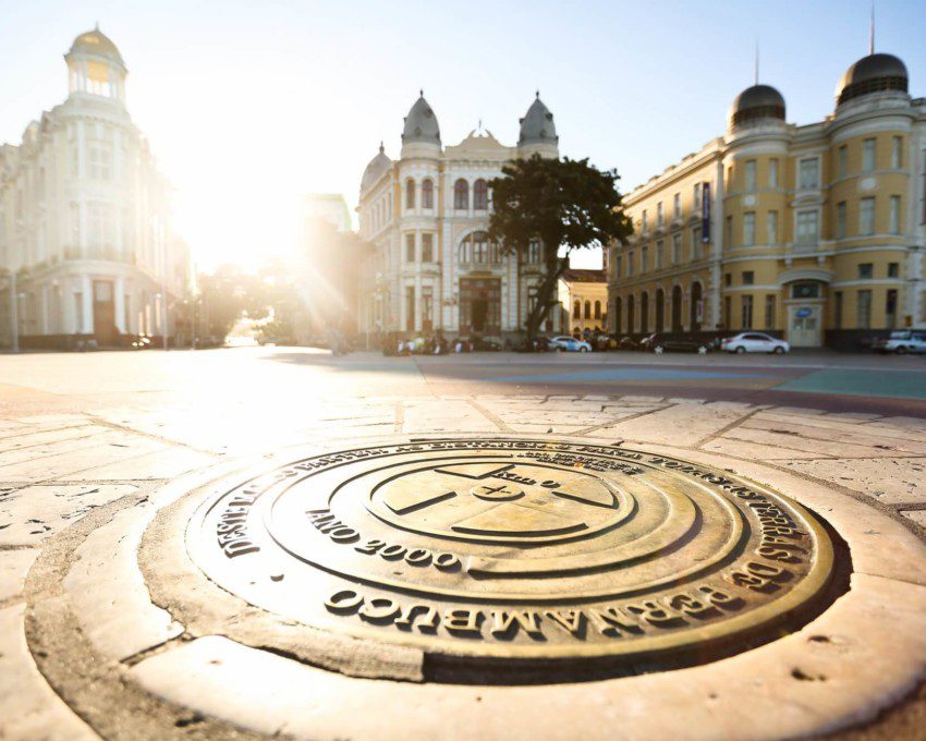 Foto que ilustra matéria sobre o que fazer em Recife mostra uma um pedaço do Marco Zero, conhecido como local de fundação da cidade, localizado no Centro Histórico.