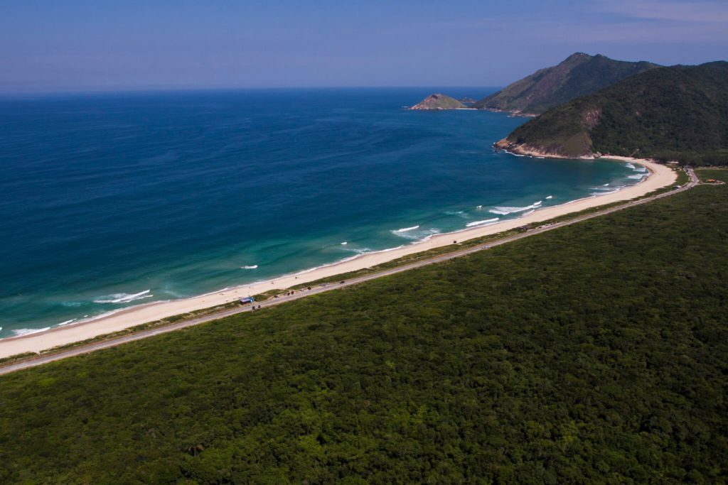 Foto que ilustra matéria sobre as praias do Rio de Janeiro mostra uma visão aérea da praia de Grumari