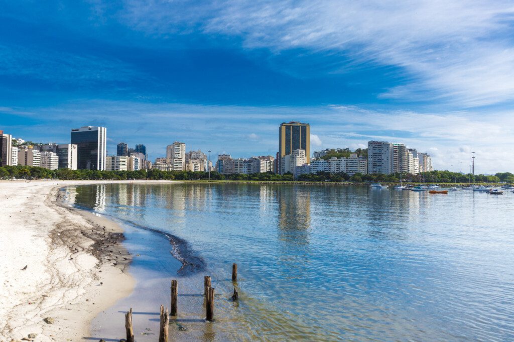 Foto que ilustra matéria sobre praias no RJ mostra a Praia de Botafogo