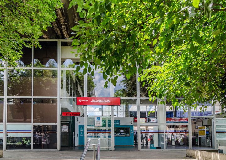 Foto que ilustra matéria sobre a Estação São Caetano mostra a entrada da estação são caetano do sul em sp