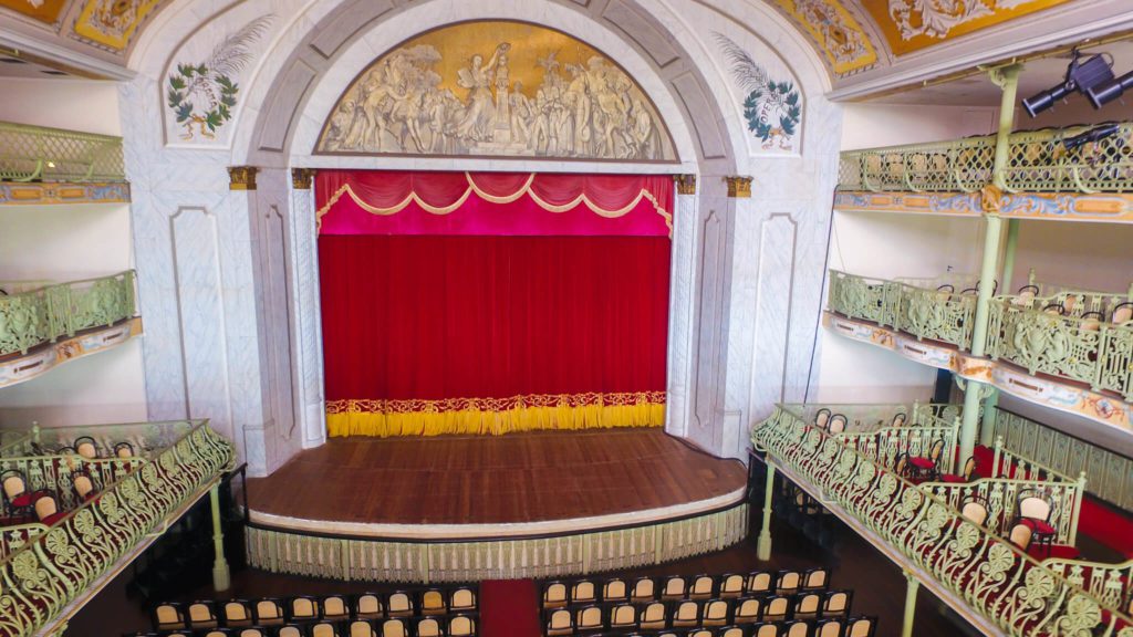 Foto que ilustra matéria sobre o que fazer em fortaleza mostra o Theatro José de Alencar