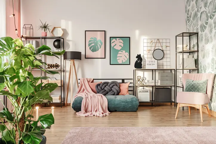 Foto de um quarto feminino com decoração cor-de-rosa e verde-claro.