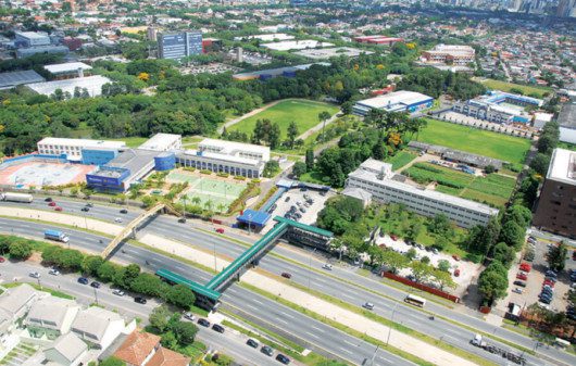 Foto que ilustra matéria sobre escolas particulares em Curitiba mostra uma visão do alto do Colégio Medianeira.