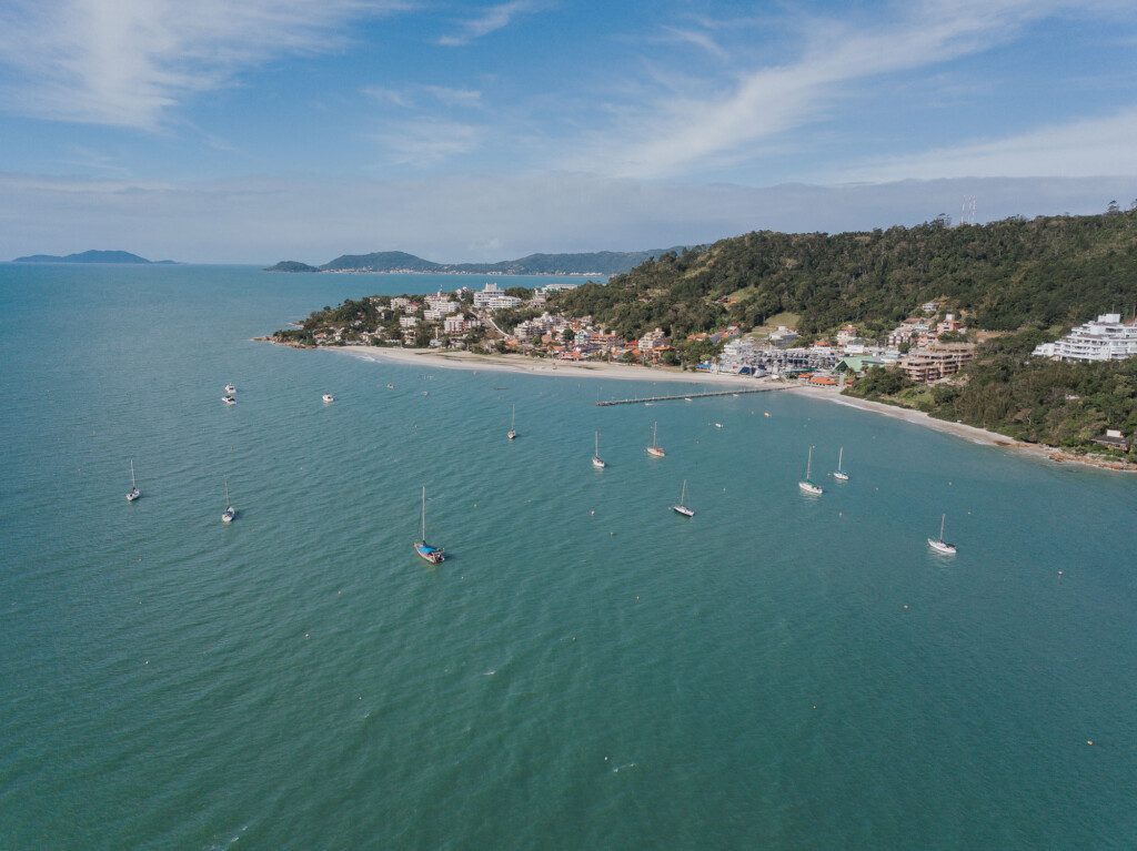 Foto que ilustra matéria sobre o que fazer em Florianópolis mostra a Praia de Jurerê