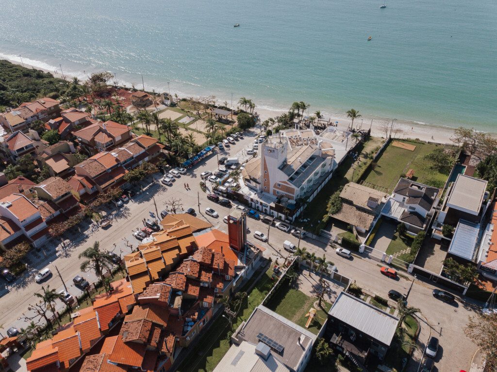 Foto que ilustra matéria sobre o que fazer em Florianópolis mostra a região de Jurerê Internacional vista de cima,