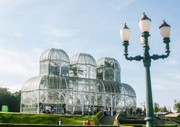 Foto que ilustra matéria sobre parques em Curitiba mostra a visão do Parque Jardim Botânico em Curitiba