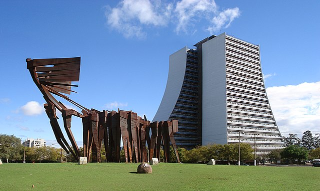 Foto que ilustra matéria sobre o que fazer em porto alegre mostra o Largo dos Açorianos